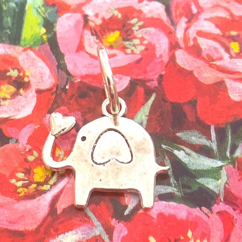5/$10❤️❤️❤️NEW TIBETAN SILVER TRUNKS UP ELEPHANT CHARM